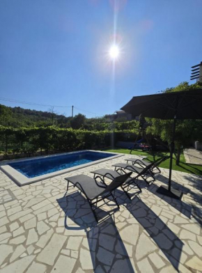 Apartment Dawn- cozy apartment with private pool near Omiš